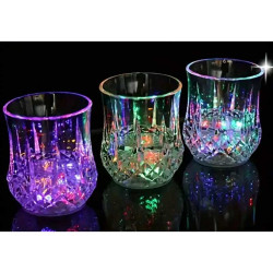 LED-Becher beleuchtet
