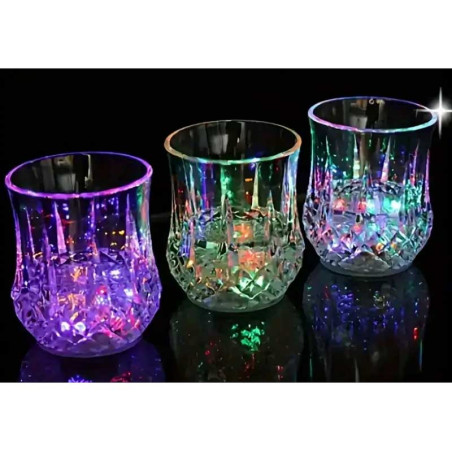 LED-Becher beleuchtet